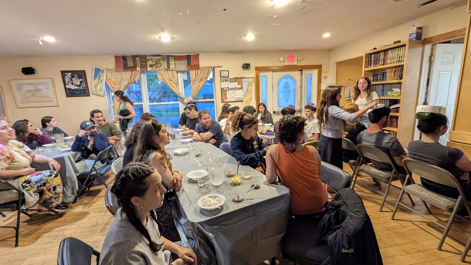 A full room of students at Shabbat dinner